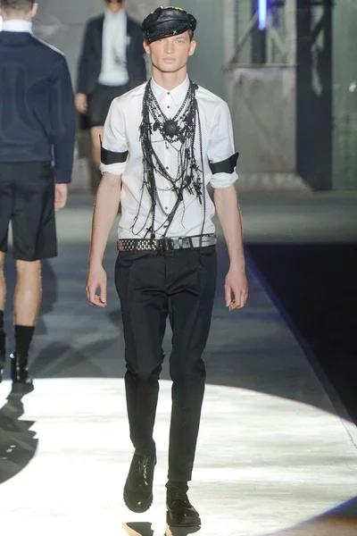 Look 10